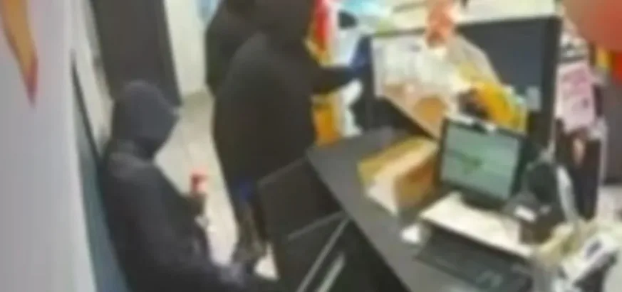 Θεσσαλονίκη: Δείτε πώς εισέβαλλαν τρεις ληστές με τσεκούρι και λοστό σε βενζινάδικο