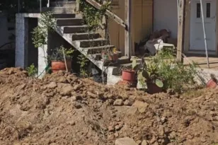 «Δεν θυμάμαι πού την έχω θάψει», ομολογία σοκ στους αστυνομικούς της κόρης που έθαψε τη μητέρα της σε κήπο στον Μαραθώνα, ΦΩΤΟ