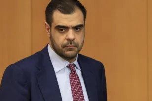Μαρινάκης κατά Τσίπρα: «Από τις αυταπάτες στις πολιτικές απάτες» – Μάχη για τα δισ. του προγράμματος