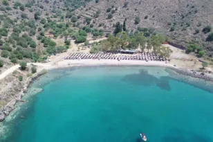 Αίγινα: Γυναίκα πέθανε σε παραλία, ελλείψει ασθενοφόρου, απινιδωτή και ναυαγοσώστη!