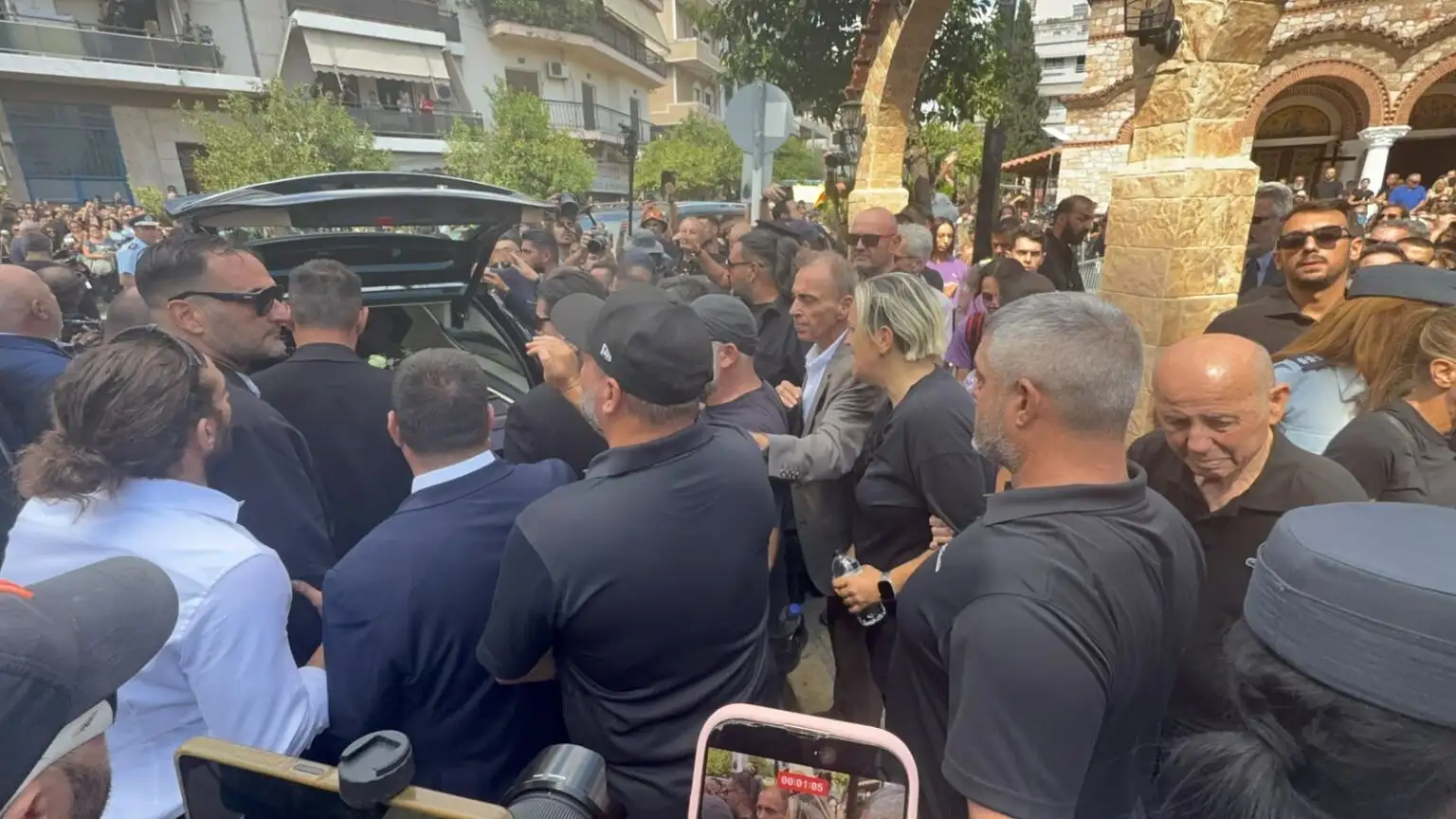 «Αθάνατος» – Ολοκληρώθηκε η ταφή του Γιώργου Μαζωνάκη στο Γ΄ Νεκροταφείο, χιλιάδες κόσμου στη Νίκαια