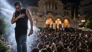 Ένωσε τρεις γενιές στην παλιά του γειτονιά: Ολονύχτιος αποχαιρετισμός στον Γιώργο Μαζωνάκη με τα τραγούδια του