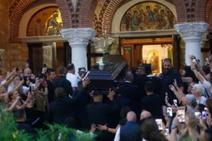 Ένωσε τρεις γενιές στην παλιά του γειτονιά: Ολονύχτιος αποχαιρετισμός στον Γιώργο Μαζωνάκη με τα τραγούδια του