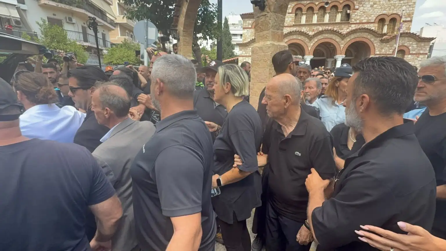 «Αθάνατος» – Ολοκληρώθηκε η ταφή του Γιώργου Μαζωνάκη στο Γ΄ Νεκροταφείο, χιλιάδες κόσμου στη Νίκαια