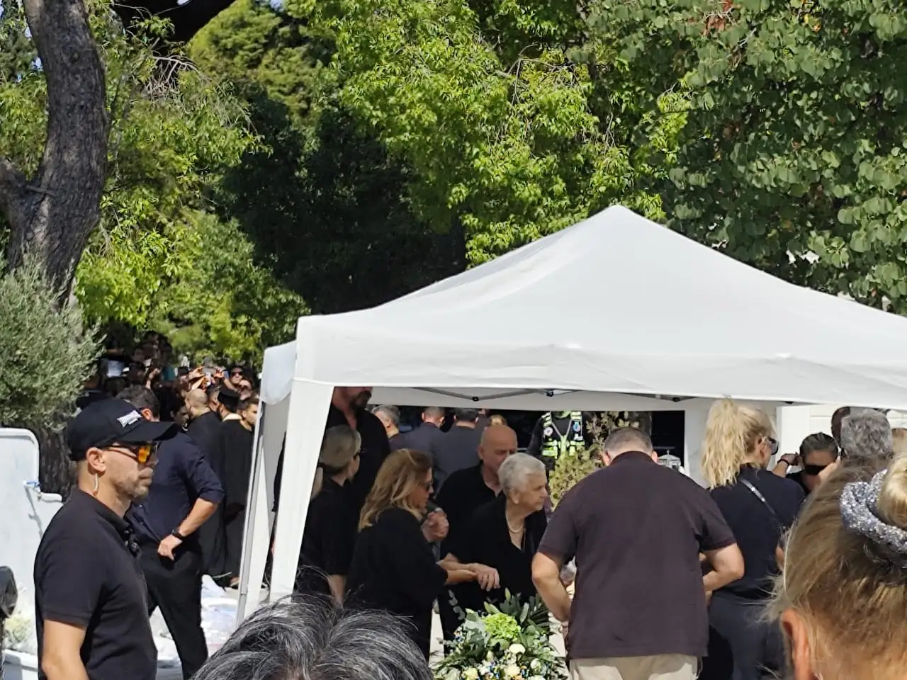 «Αθάνατος» – Ολοκληρώθηκε η ταφή του Γιώργου Μαζωνάκη στο Γ΄ Νεκροταφείο, χιλιάδες κόσμου στη Νίκαια
