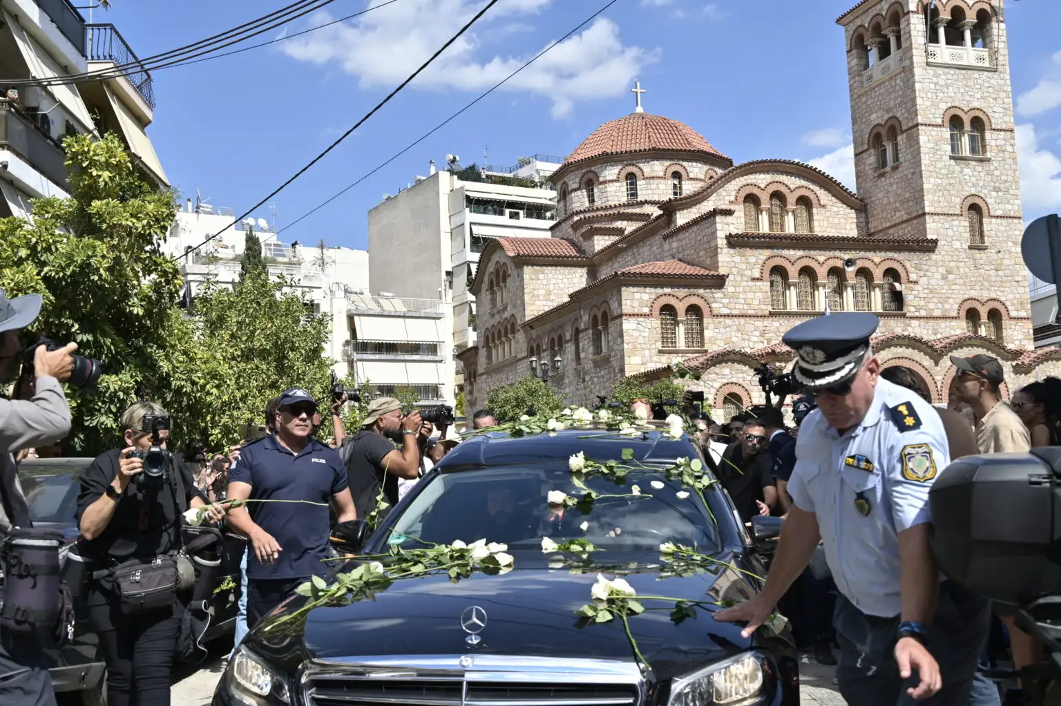 «Αθάνατος» – Ολοκληρώθηκε η ταφή του Γιώργου Μαζωνάκη στο Γ΄ Νεκροταφείο, χιλιάδες κόσμου στη Νίκαια