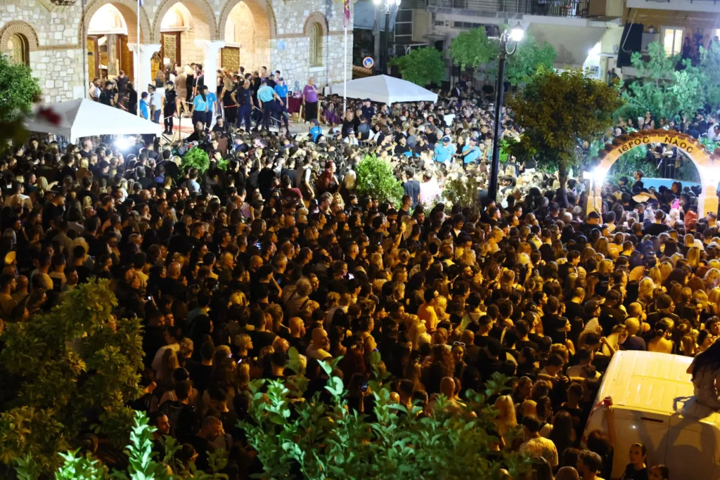 Ένωσε τρεις γενιές στην παλιά του γειτονιά: Ολονύχτιος αποχαιρετισμός στον Γιώργο Μαζωνάκη με τα τραγούδια του Ένωσε τρεις γενιές στην παλιά του γειτονιά: Ολονύχτιος αποχαιρετισμός στον Γιώργο Μαζωνάκη με τα τραγούδια του