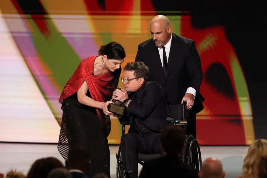 Emmy 2026: Όρθιο το κοινό για τον Μάικλ Τζ. Φοξ – «Η αποδοχή δεν σήμαινε παράδοση» Emmy 2026: Όρθιο το κοινό για τον Μάικλ Τζ. Φοξ – «Η αποδοχή δεν σήμαινε παράδοση»