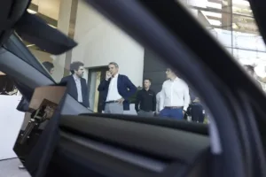 Μητσοτάκης: H χειραψία στη Silicon Valley με το ρομπότ της Tesla και το high five