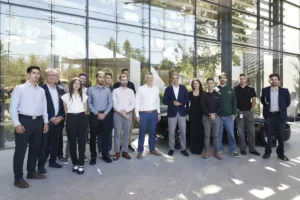 Μητσοτάκης: H χειραψία στη Silicon Valley με το ρομπότ της Tesla και το high five