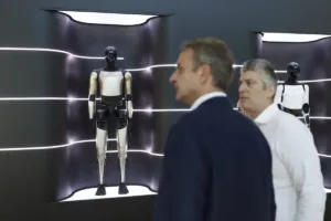 Μητσοτάκης: H χειραψία στη Silicon Valley με το ρομπότ της Tesla και το high five