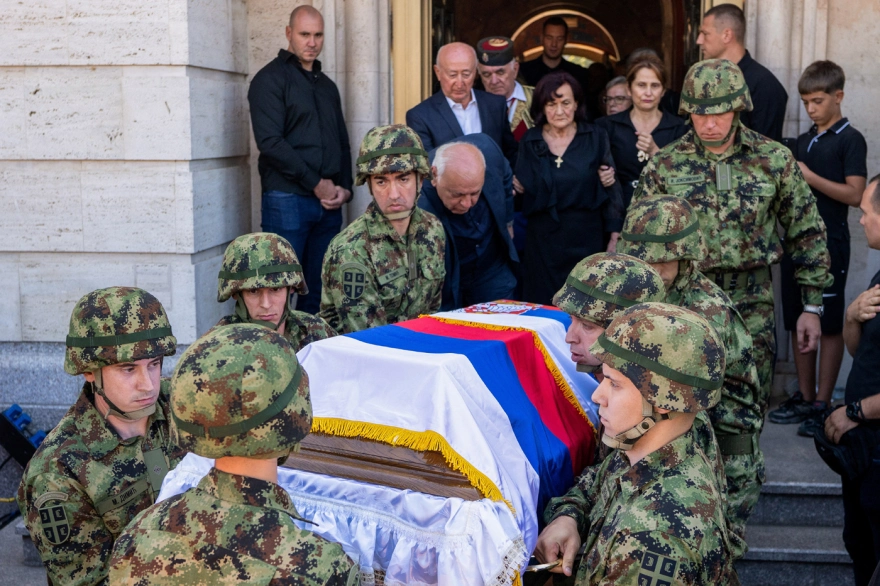 Ράτκο Μλάντιτς: Χιλιάδες στην κηδεία, φωνές «Ήρωας» και στρατιωτικές τιμές – Οργή στην ΕΕ Ράτκο Μλάντιτς: Χιλιάδες στην κηδεία, φωνές «Ήρωας» και στρατιωτικές τιμές – Οργή στην ΕΕ