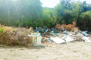 Αγανακτισμένοι οι κάτοικοι στα Μποζαΐτικα: «Γειτονιά χωρίς τα αυτονόητα» – Αυτοψία της “Π”