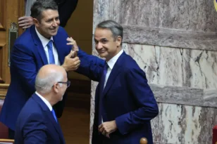 Γιώργος Μυλωνάκης: Πίσω στα υπουργικά έδρανα πέντε μήνες μετά τη σοβαρή περιπέτεια υγείας
