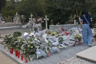 Γιώργος Μαζωνάκης: Βουβό προσκύνημα στον τάφο του – Λουλούδια, σημειώματα και τα τραγούδια του