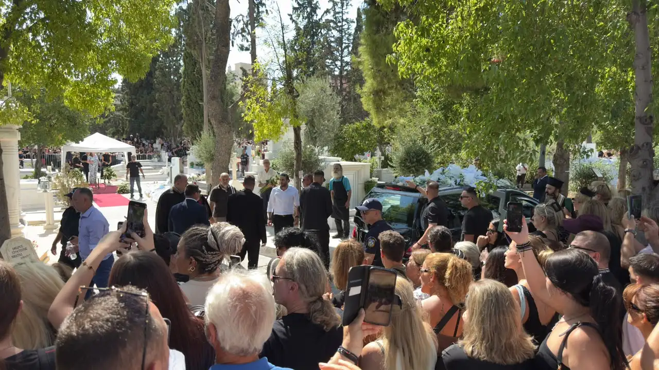 «Αθάνατος» – Ολοκληρώθηκε η ταφή του Γιώργου Μαζωνάκη στο Γ΄ Νεκροταφείο, χιλιάδες κόσμου στη Νίκαια «Αθάνατος» – Ολοκληρώθηκε η ταφή του Γιώργου Μαζωνάκη στο Γ΄ Νεκροταφείο, χιλιάδες κόσμου στη Νίκαια