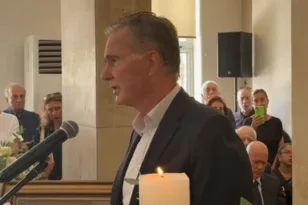 Μαργαρίτα Παπανδρέου: Ο συγκινητικός αποχαιρετισμός του Νίκου – «Θα σε σκορπίσουμε στην αγαπημένη σου θάλασσα του Αιγαίου»