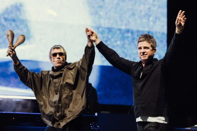 Οι Liam και Noel Gallagher επέστρεψαν μαζί στη σκηνή 16 χρόνια μετά τη διάλυση των Oasis