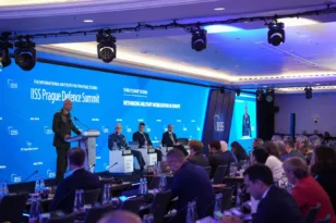 Χούπης από την Πράγα: Ερχεται ο «οπλίτης-πολίτης» - Η επιστράτευση δεν είναι πλέον υπόθεση μόνο του στρατού