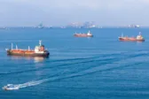 Ναυτιλιακό «έμφραγμα» στον Κόλπο: Κατάρρευση των διελεύσεων κατά 94% στα Στενά του Ορμούζ και ναύλα που αγγίζουν τα 10.000 δολάρια