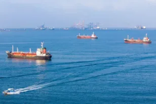 Ναυτιλιακό «έμφραγμα» στον Κόλπο: Κατάρρευση των διελεύσεων κατά 94% στα Στενά του Ορμούζ και ναύλα που αγγίζουν τα 10.000 δολάρια