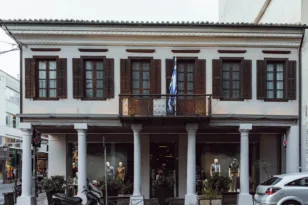 Η πόρτα του 1832, η «Αλάμπρα» και το καταφύγιο: Η ιστορία της Πάτρας στα παλιά της κτίρια