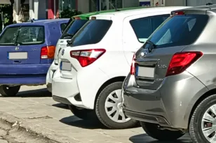 Στην Πάτρα το πάρκινγκ γίνεται… όπου να ’ναι, όπως να ’ναι!