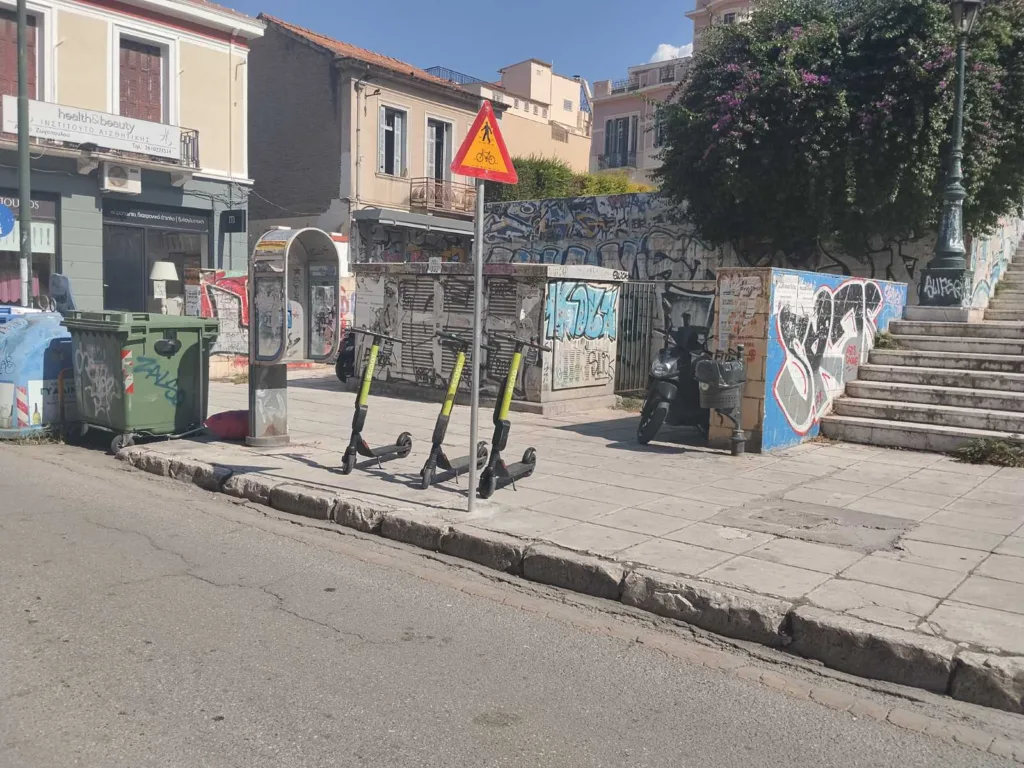 Πατίνι η ζωή των Πατρινών - Ενοικιαζόμενα ηλεκτρικά πατίνια χωρίς φρένο σε πεζοδρόμια και ράμπες ΑμεΑ