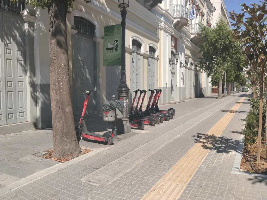 Πατίνι η ζωή των Πατρινών - Ενοικιαζόμενα ηλεκτρικά πατίνια χωρίς φρένο σε πεζοδρόμια και ράμπες ΑμεΑ