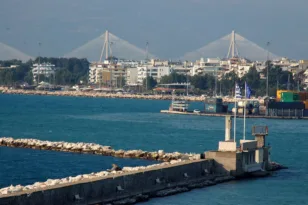 Θέα του λιμανιού της Πάτρας από τη θάλασσα, με τη γέφυρα Ρίου–Αντιρρίου στο βάθος.