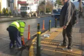 Ράμπα προσβασιμότητας και προστατευτικά κολωνάκια σε δρόμο της Πάτρας