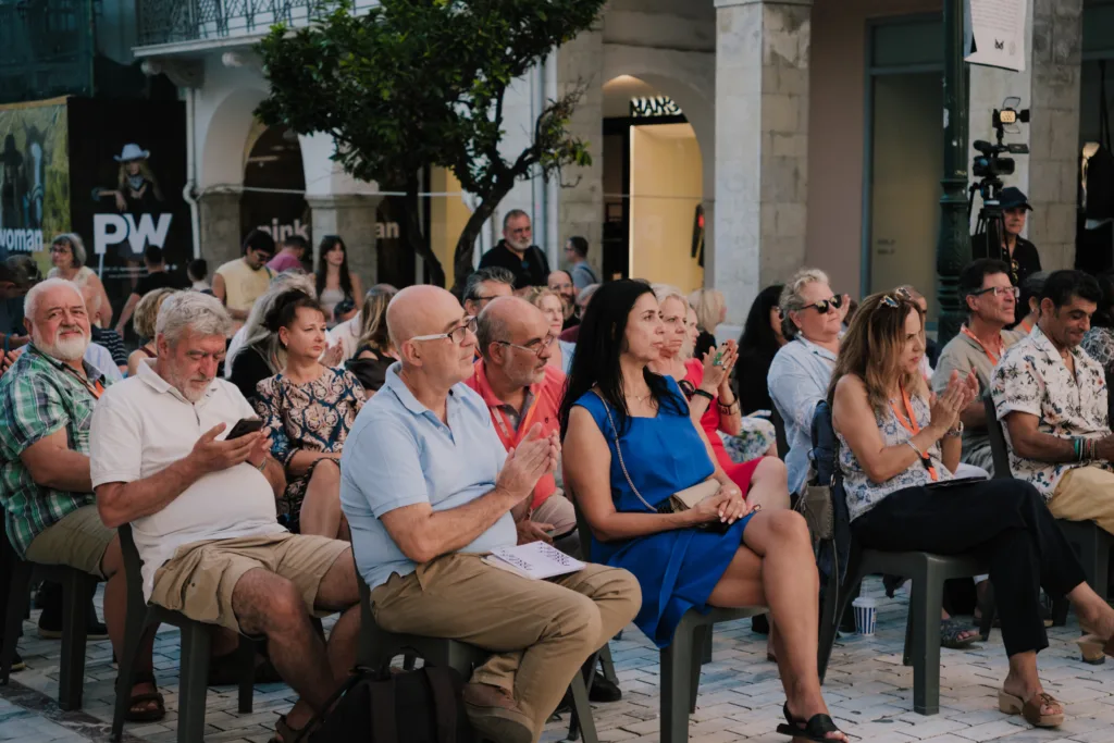 Πάτρα: Η ποίηση βγήκε στους δρόμους και στα σχολεία – Τα Βραβεία «Ελαίας Κότινος» στο Ρωμαϊκό Στάδιο
