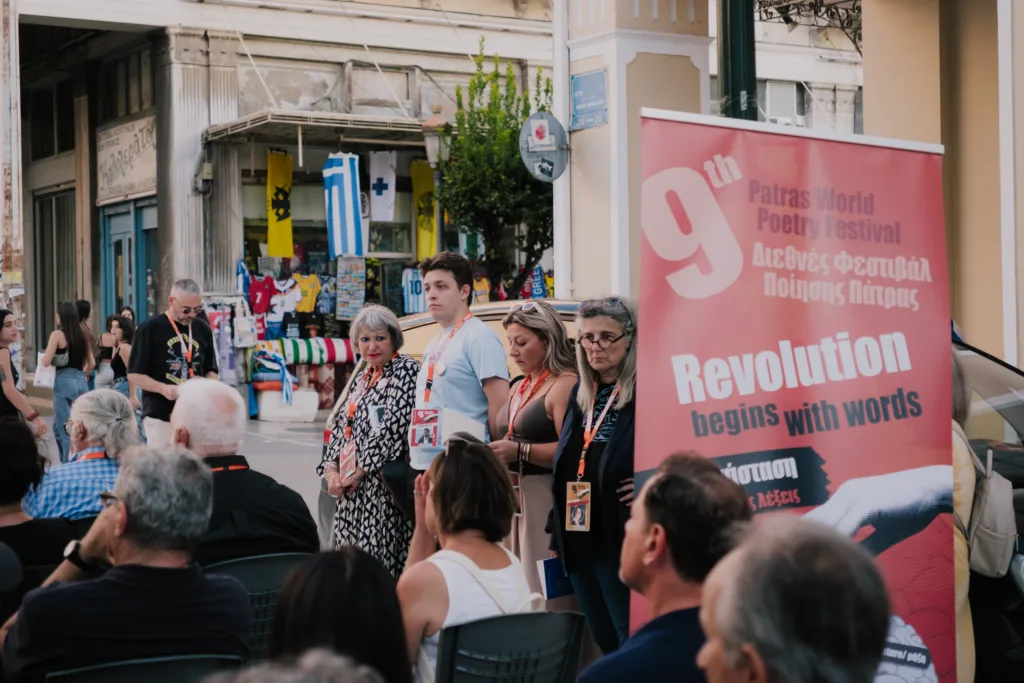 Πάτρα: Η ποίηση βγήκε στους δρόμους και στα σχολεία – Τα Βραβεία «Ελαίας Κότινος» στο Ρωμαϊκό Στάδιο