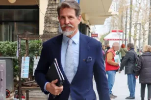 Θρασύτατοι απατεώνες παρίσταναν τηλεφωνικά τον Παύλο Ντε Γκρες και επιχείρησαν να αποσπάσουν χρήματα από ηλικιωμένη