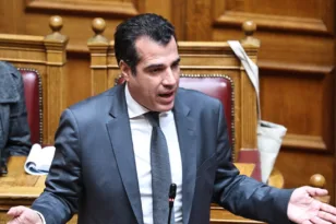 ΠΑΣΟΚ για Θάνο Πλεύρη: Νέα ερωτήματα για τη γνωριμία με τους γιατρούς του Γιώργου Μαζωνάκη