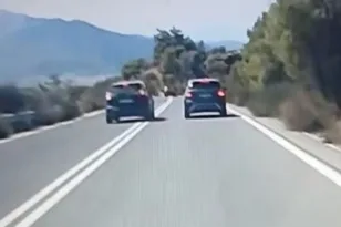 Φοβερό βίντεο με οδηγό να κάνει διπλή προσπέραση στην Πεντέλη πάνω σε στροφή στο βουνό