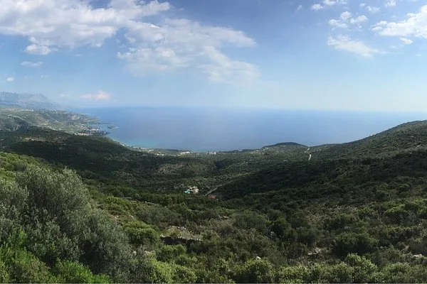 Νέα Φιγαλεία: Μια διαφορετική διαδρομή στη νότια Ηλεία, από τα βουνά στο Ιόνιο Πανοραμική άποψη της Νέας Φιγαλείας και των κατάφυτων λόφων της