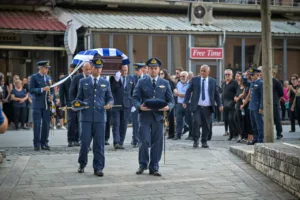 Κατσικά Ιωαννίνων: Βουβός πόνος στο τελευταίο αντίο στον σμηναγό Δημήτρη Πέτρου που σκοτώθηκε στην Τανάγρα