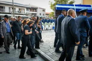 Κατσικά Ιωαννίνων: Βουβός πόνος στο τελευταίο αντίο στον σμηναγό Δημήτρη Πέτρου που σκοτώθηκε στην Τανάγρα