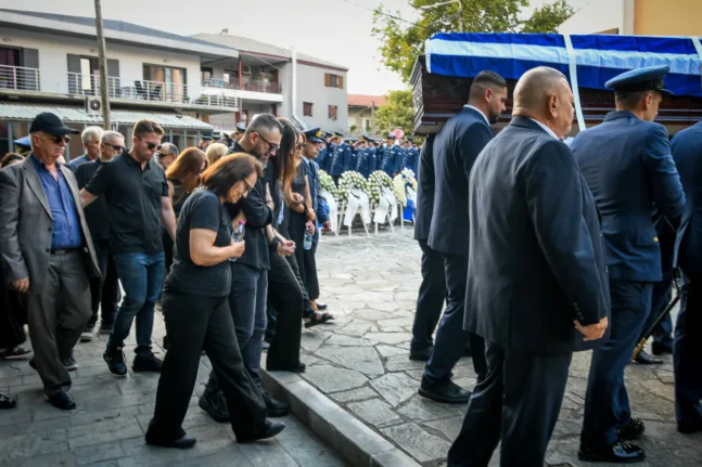 Κατσικά Ιωαννίνων: Βουβός πόνος στο τελευταίο αντίο στον σμηναγό Δημήτρη Πέτρου που σκοτώθηκε στην Τανάγρα