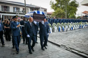 Κατσικά Ιωαννίνων: Βουβός πόνος στο τελευταίο αντίο στον σμηναγό Δημήτρη Πέτρου που σκοτώθηκε στην Τανάγρα