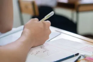 PISA 2025: Σχεδόν 1 στους 2 Έλληνες μαθητές κάτω από το βασικό επίπεδο στα Μαθηματικά