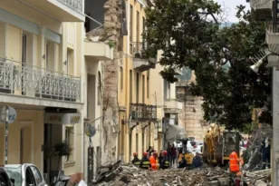 Πλάκα: Νεκρή μια Αμερικανίδα από την κατάρρευση κτιρίου - Συνεχίζονται οι έρευνες για 5 άτομα