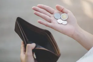 Όταν το πορτοφόλι πιέζεται: 6 στους 10 Έλληνες δανείστηκαν για να πληρώσουν λογαριασμούς