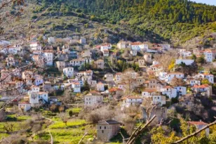 Κρύβεται στον Πάρνωνα και κάποτε ήταν πρωτεύουσα: Το χωριό της Πελοποννήσου με τα μεσαιωνικά πυργόσπιτα