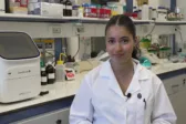 Μέλος της iGEM Patras σε εργαστήριο για το Project Epione και τον καρκινικό πόνο