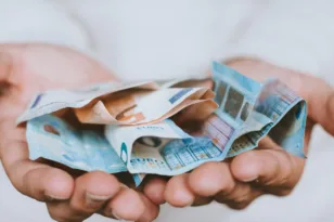 Συνταξιούχοι: Τι κλείδωσε τελικά για το 2027 – Τα 400 ευρώ, η αύξηση 2,6% και τι γίνεται με την ΕΑΣ