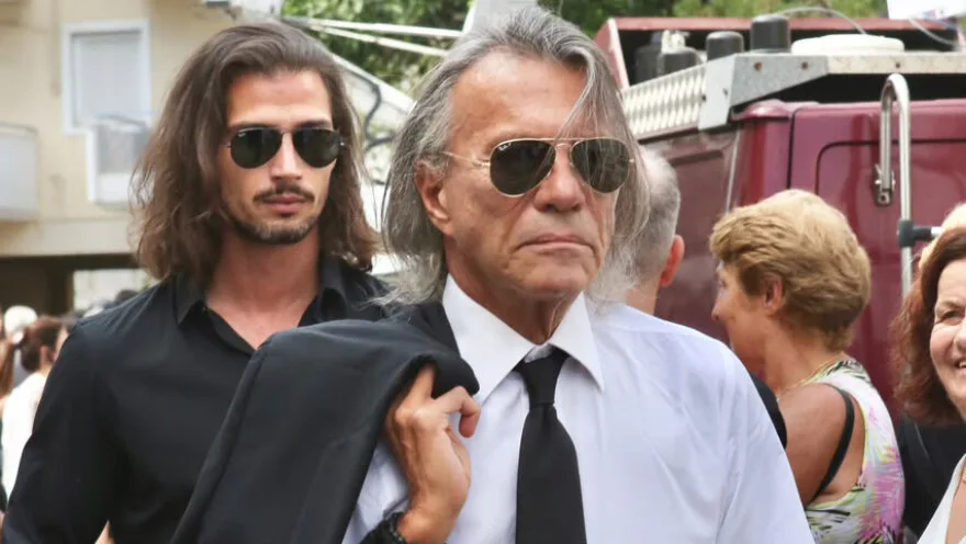 «Αθάνατος» – Ολοκληρώθηκε η ταφή του Γιώργου Μαζωνάκη στο Γ΄ Νεκροταφείο, χιλιάδες κόσμου στη Νίκαια «Αθάνατος» – Ολοκληρώθηκε η ταφή του Γιώργου Μαζωνάκη στο Γ΄ Νεκροταφείο, χιλιάδες κόσμου στη Νίκαια
