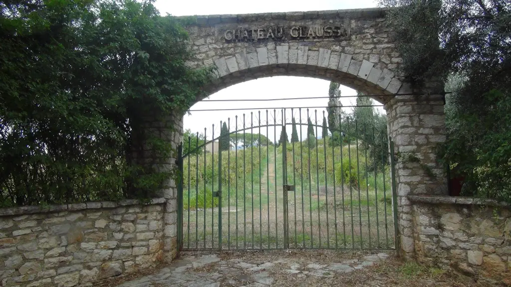 Πριν γίνει Κάβα Δανιηλίδος: Οι άγνωστες ιστορίες του κτιρίου που χτύπησε η φωτιά στην Achaia Clauss Πέτρινη πύλη με την επιγραφή Château Clauss στην ιστορική Achaia Clauss