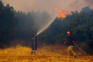 Φωτιά στη Φλώρινα: Ολονύχτια μάχη με τις φλόγες στην Κρυσταλλοπηγή, ενισχύθηκαν οι δυνάμεις, ηχήσε το 112 για εκκένωση